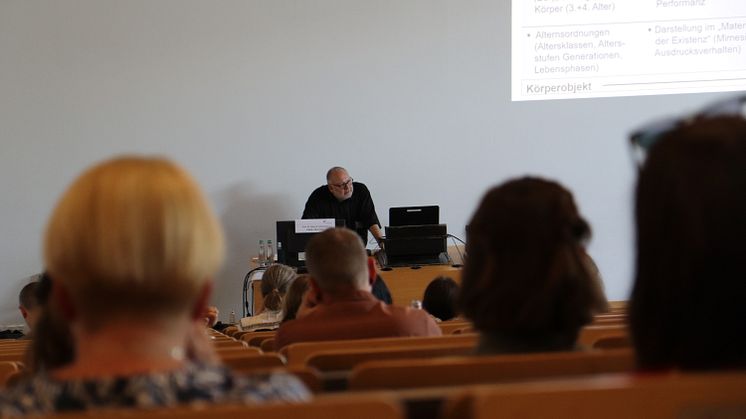 Beim ersten Vortrag der IfG-Tagung 2022: Prof. Dr. Schroeter von der Fachhochschule Nordwestschweiz FHNZ, Olten