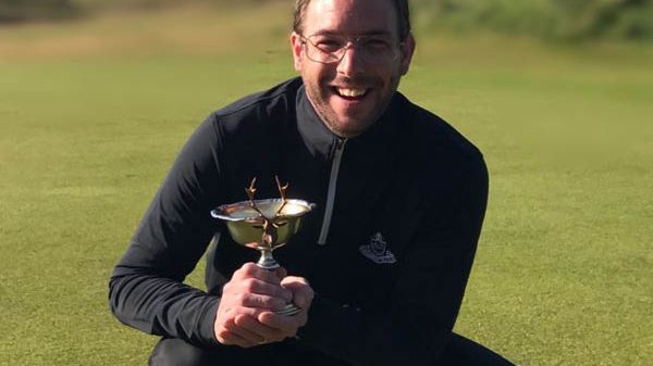 Tobias Klöfver, klubbchef på Kävlinge golfklubb, uppskattar Skånska Energis lokala förankring.