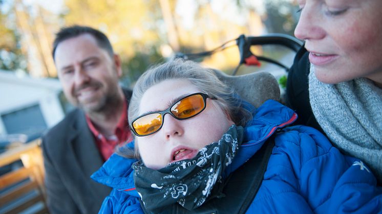 Att bo borta varannan vecka är en del av Livs frigörelse. Men det gör också att den övriga familjens liv fungerar. Det menar mamma Malena och pappa Ola, som för fyra år sedan valde att låta deras dotter flytta hemifrån på halvtid. Foto: Anna Pella.