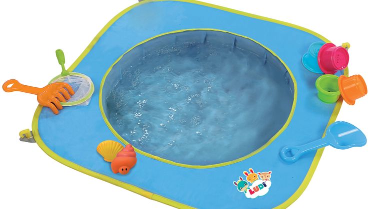 Smartasaker-strandpool med leksaker.jpg