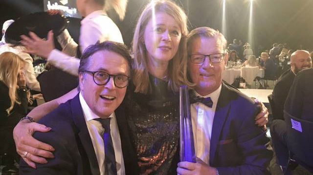 Stolta mottagare av Kristallen. Jan Wallberg koncern-vd, Ninni Gustavsson inköpare och Boris Lennerhov fd koncern-vd.