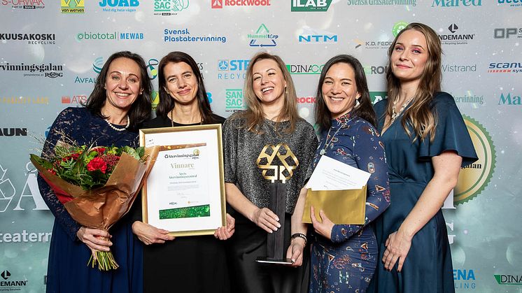Stockholm Vatten och Avfall kammar hem priset som årets återvinningscentral på Återvinningsgalan. Från vänster: Jarina Edlund, Johanna Leuf, Sylwia Romanowska, Karin Sundin, Frida Wallin