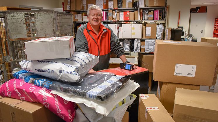 Full fart for Arne Olav Tromsdal på Ski postkontor i fjor. Nå er han klar for enda flere pakker. Arkivfoto: Birger Morken / Posten