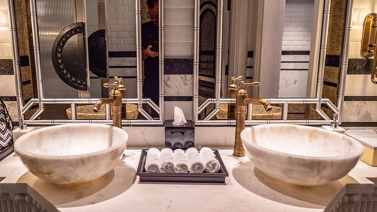 THEME_LUXURY_HOTEL_BATHROOM_GettyImages-1453916142_Universal_Within usage period_96564.jpg