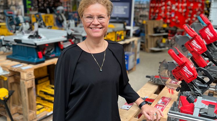 Foto af Ditte T. Gullach, der for et år siden startede i en nyoprettet stilling som arbejdsmiljøansvarlig i Carl Ras. Hun står blandt andet i spidsen for at styrke arbejdet med kønsdiversitet og inklusion i Carl Ras