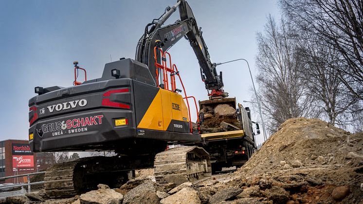 Volvo EC250E bandgrävare hos Grus Schakt i Umeå