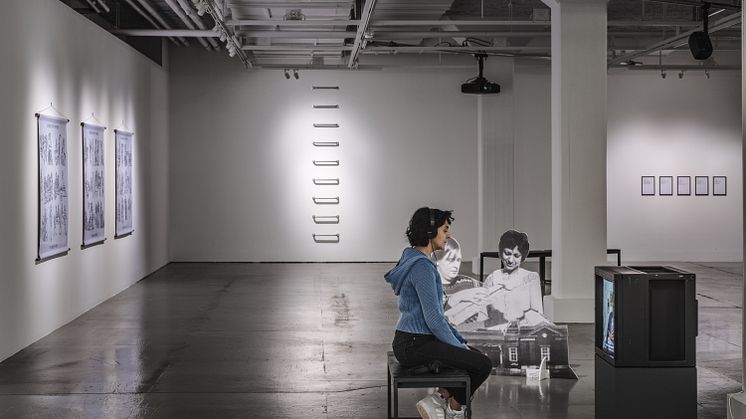 Installationsbild med verk av Olivia Plender, Constantina Zavitsanos och Park McArthur (från vänster till höger)