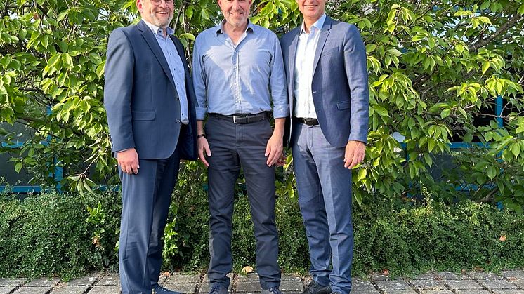 Schulterschluss: Heiko Schelmbauer-Isaksen, Geschäftsführer der Dachallianz zusammen mit Christian Appel, Vertriebsleiter Einzelhandel von BAUKING und dem hagebau Geschäftsführer Category Management/Einkauf, Frank Staffeld.