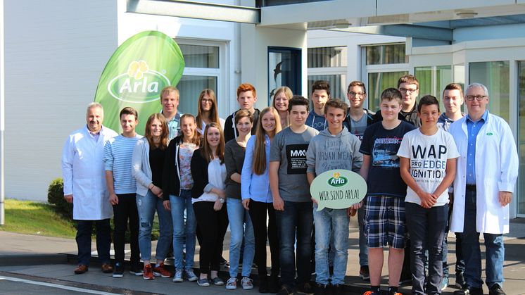 Die 18 neuen Auszubildenden und ihre Ausbilder am Arla Standort Pronsfeld
