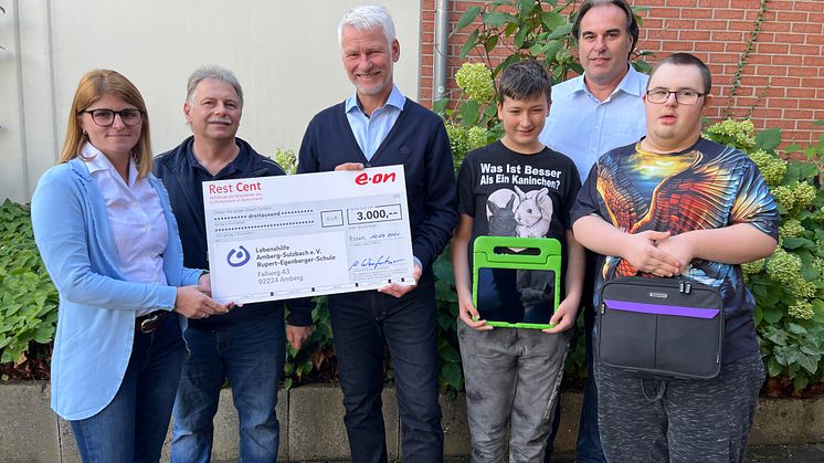 Betriebsrätin Jasmina Lehner (li.) und Martin Weinfurtner (2.v.re), stellvertretender Betriebsratsvorsitzender der Region Ostbayern der Bayernwerk Netz GmbH, überreichten die Spende. 
