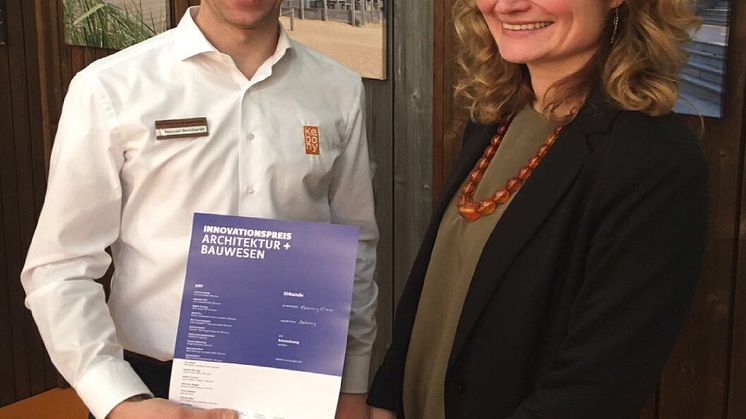 Verena Schreppel (Innovationspreis/Projektleiterin) überreicht Marcell Bernhardt (Kebony) die Auszeichnungsurkunde 