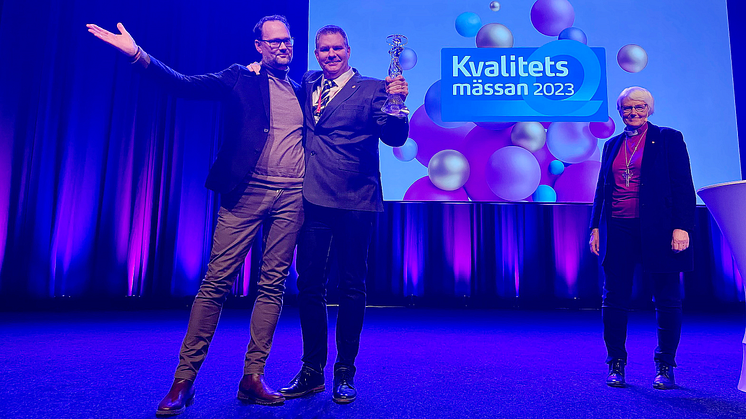 Andreas Hall och Henrik Rosdahl från Helsingborgs stad tar emot Götapriset från ärkebiskop emerita Antje Jackelén. 