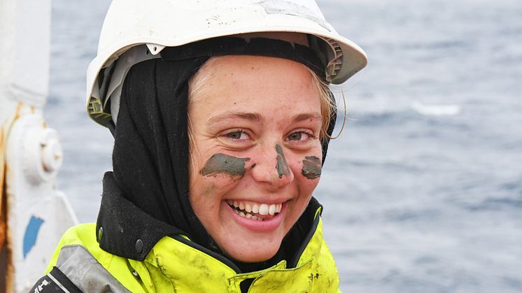 Helene Thorstensen (UiO) samlet inn genetikkprøver på snøkrabbe-tokt, men hadde også tid til litt morro underveis (Foto: Christian Skauge).