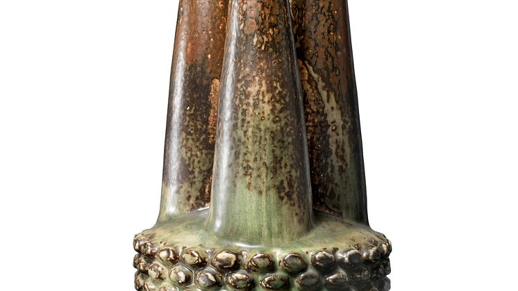 Axel Salto-Den Tingene iboende Kraft-Skulptur af stentøj, modelleret med tre kegleformede rør opskydende fra base modelleret i knoppet stil. H53.