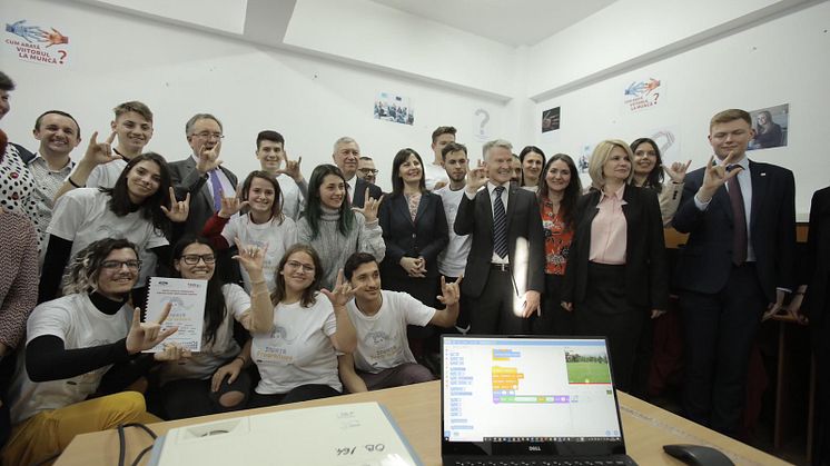 Ford Motor Company Fund și organizația caritabilă Light Into Europe deschid astăzi la Craiova primul Club de Programare dedicat elevilor cu deficiențe de auz din România