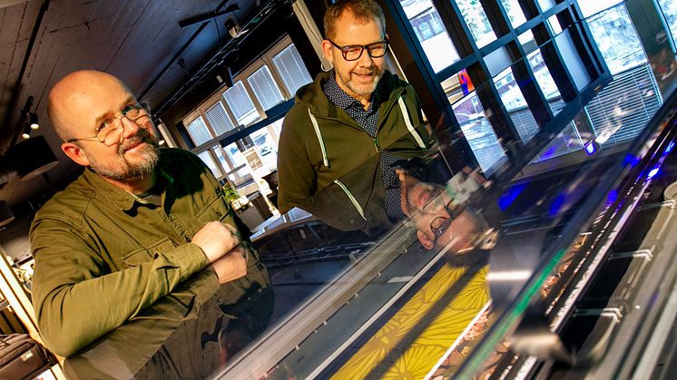 Stig Børre Elvegård og Thomas Arildset liker det de ser fra sin splitter nye Colorado 1650, ikke minst muligheten for å printe matt og blankt på samme flate.