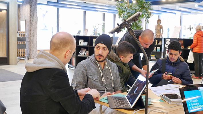 Språkkraft visar besökare på Norrköpings stadsbibliotek hur man lär sig svenska med hjälp av en app. Bilden är tagen under kampanjveckan Get online week. Foto: Anders Lundquist 