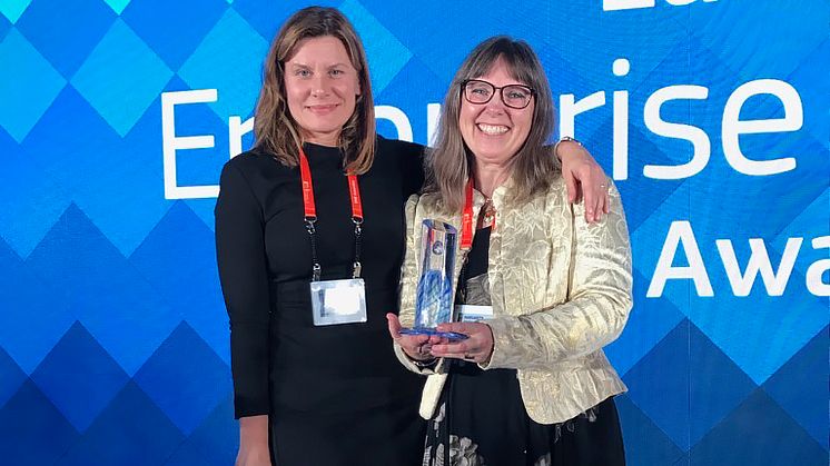 Margareta Wallentén, projektledare för HealthTech Nordic på Innovation Skåne, och Jennifer Grönqvist, affärsrådgivare i HealthTech Nordic och på Sahlgrenska Science Park, mottar priset i Helsingfors.