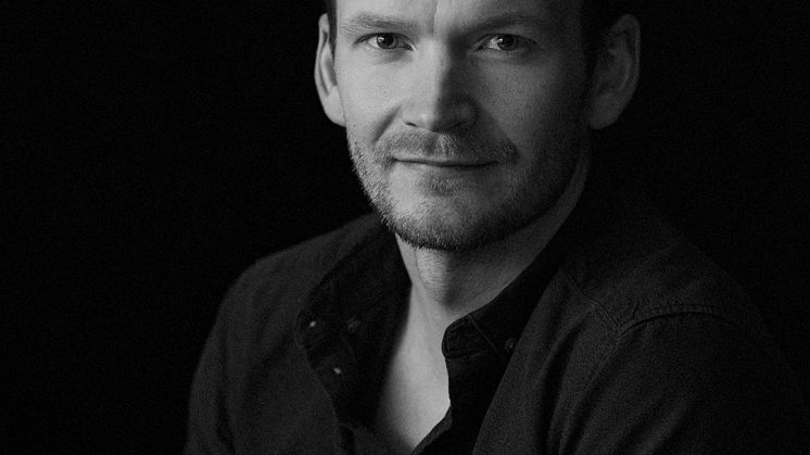 Fotograf Ragnar Ómarsson står tillsammans med stylist Linnéa Salmén bakom årets pressbilder på LINUMS kollektion PAOLO. 