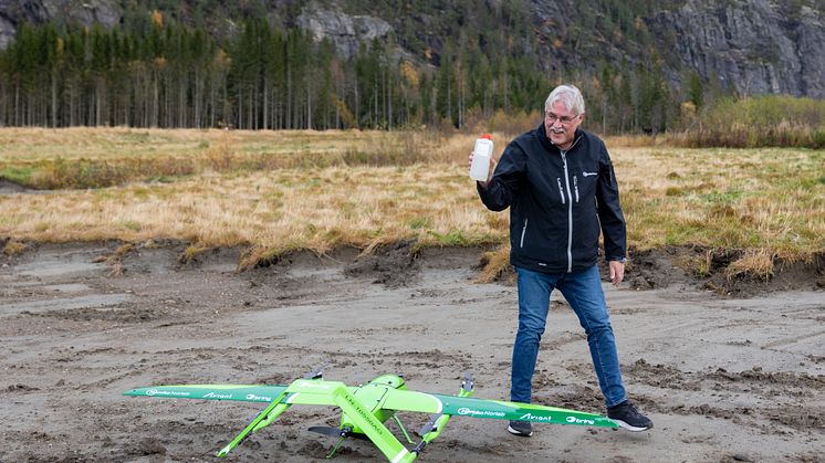 Johan Ahlin from Nemko Norlabs aqcuires the water sample from the drone