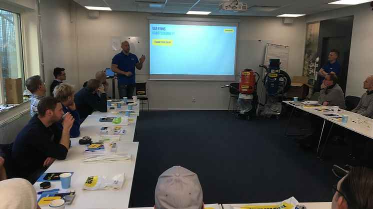 Testpiloter. NCC's skyddsombud och arbetsmiljöingenjörer testar och utvärderar Ramirentskolans Kvartsdammutbildning