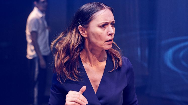 Petronella Barker spiller Kvinna i «Vi hjemløse» av Kathrine Nedrejord. Bildet er fra sceneoppsetningen av samme stykke, som skulle hatt premiere i mars 2020. Foto: Øyvind Eide