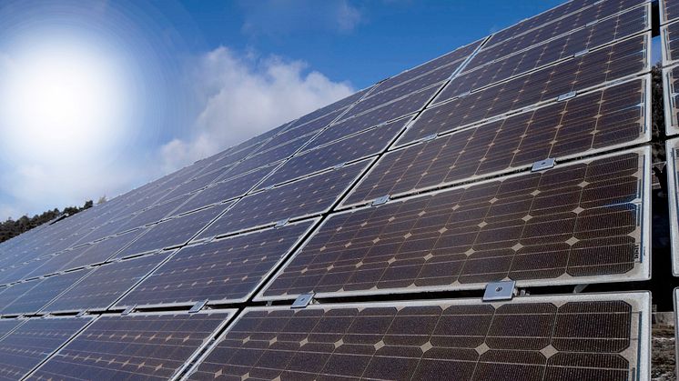 Das Bayernwerk startet rund um die Umspannwerke Aichach und Odelzhausen die sogenannte Spitzenkappung. An die dortigen Erzeugungsanlagen, vor allem große Solaranlagen, werden somit höhere Anforderungen an eine flexible Regelung gestellt.