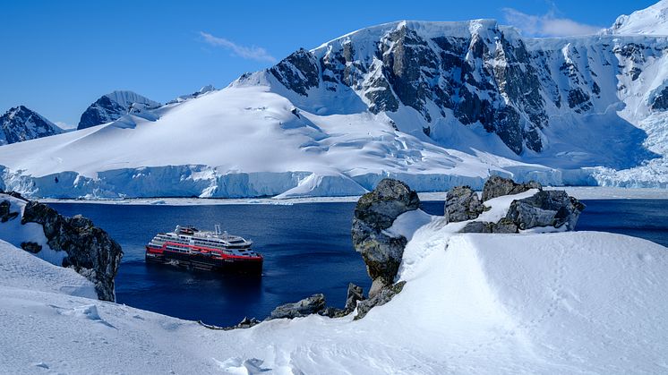 MS_Roald_Amundsen_Antarctica_HGR_142113_Photo_Dan_Avila.JPG