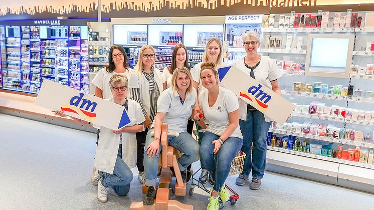 Da Team vom dm-Markt in Bad Wildbad freut sich auf zahlreiche Kunden