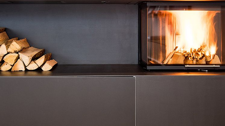 Moderne ovner forurenser mindre enn gamle vedovner. Men hvis de som sitter på hjemmekontor fyrer mer enn de pleier risikerer vi likevel å få dager med høye nivåer av fint svevestøv i vinter. Foto: Colourbox