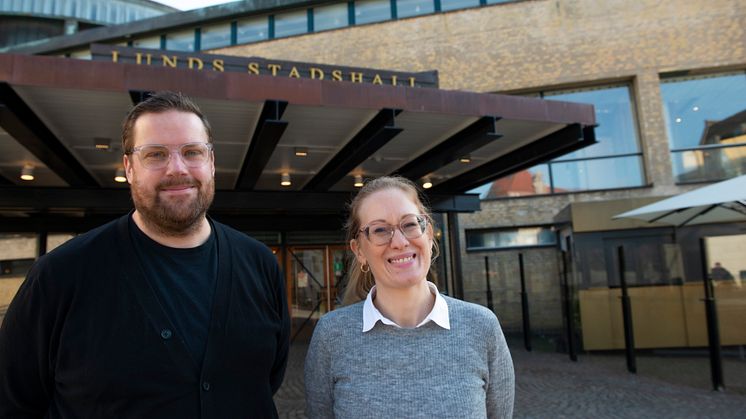 Andreas Siverståhl Hjelm och Jorun Koca Jakobsson (S) framför Stadshallen, där förtidsröstningen startar den 22 maj klockan 9.