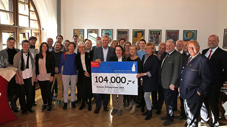 Erstmals übergab OB Dieter Reiter (mitte) die Spendenschecks der Wiesnstiftung im Rathaus in feierlichem Rahmen. Mit dabei der Vorstandsvorsitzende der Stadtsparkasse München, Ralf Fleischer (re.), zugleich Vorstand der Stiftung.