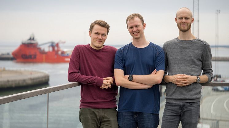Tre multimediedesignstuderende fra EASV, Sebastian Borg, Martin Bjørnskov og Chris Dyhrberg har lavet afsluttende eksamensprojekt i stor skala: En messestand for ESVAGT på Offshore Wind Energy 2017 i London. 