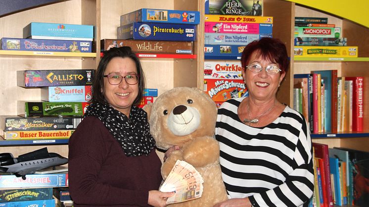 Kerstin Stadler und Christine Enterlein mit dem Erlös der Spendensammlung
