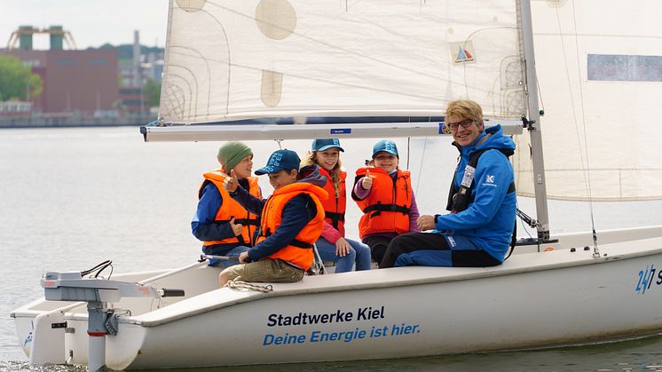 Das Segelcamp als außerschulischer Lernort macht immer Spaß. Erfahrene Segeltrainer*innen sind immer dabei!