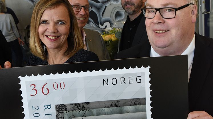 F.v.: Riksarkivar Inga Bolstad, frimerkedirektør Halvor Fasting, frimerkekunstner Jørn O. Jøntvedt og statssekretær Bård Folke Fredriksen