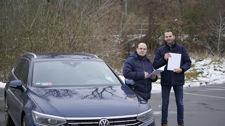 Prof. André Leschke von der Volkswagen AG und Prof. Stefan Kubica von der TH Wildau bei ihrer „Outdoor-Unterschrift“ zur Fortführung der Kooperation des Wolfsburger Autobauers und der Brandenburger Hochschule. (Bild: M. Lange/TH Wildau)
