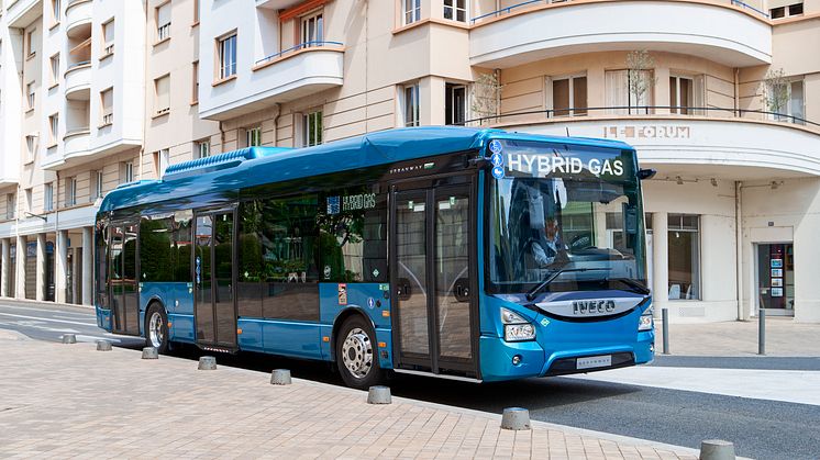 Den nye generasjonen av URBANWAY hybrid gir 16 % drivstoffbesparelser sammenlignet med standard dieselversjon og en reduksjon i CO2-utslipp på opptil 19 % samt en betydelig forbedring i totale eierkostnader.