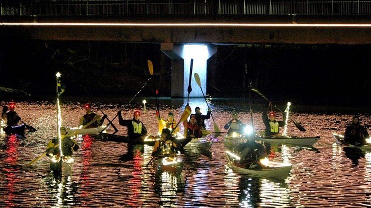 Kajakister från guide- och uthyrningsföretaget Linköping kajak samt Linköpings Kanotklubb inledde jubileumsåret med en ljuspaddling genom Linköping på Kinda kanal. Foto: Jan Christer Persson, Linköping kajak.
