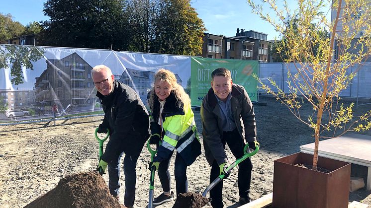 I strålande sol tog Peter Granstedt, Förbo,  Anna Säfwenberg, Skanska, och Per Vorberg, Härryda kommun, ett första spadtag tillsammans för 102 nya bostäder i Landvetter. 