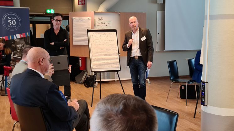 Claes Håkansson, Seniorrådgivare/Gränshinderfrågor Nordiska rådet och Leif Pääjärvi, Utbildningsstrateg på Utbildning Nord, redovisar gruppens tankar om hur yrkesutbildning kan utvecklas i hela Norden.