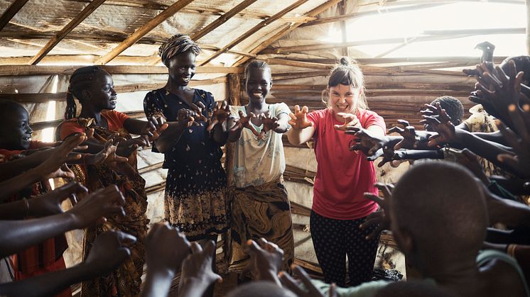 Artist Olivia Hultman på en tidigare turné i Sydsudan med Clowner utan Gränser. Foto: Alex Hinchcliffe.