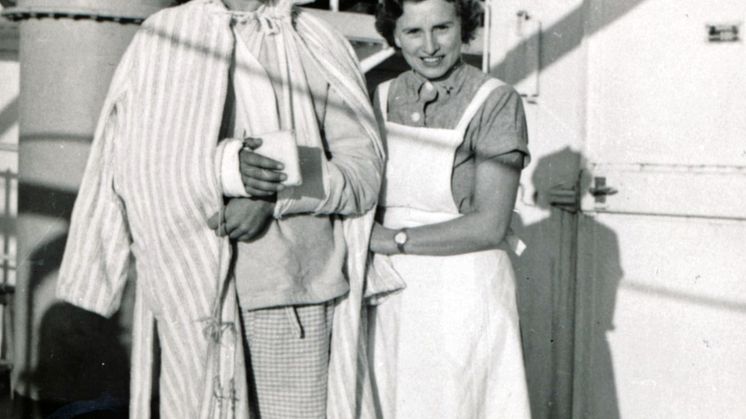 Sygeplejerske +patient_Arkivfoto_udlånt af Dansk Sygeplejehistorisk Museum