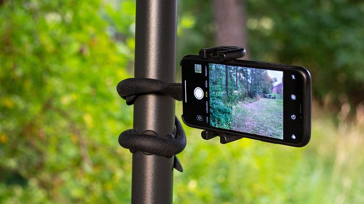 Mobilhållaren Snake slingrar sig effektivt kring stolpar eller grenar.
