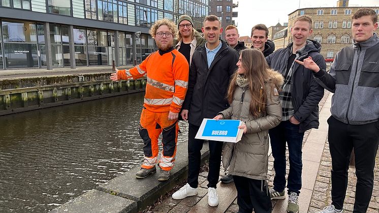 Theis Heinrich Klausen (i midten) besigtiger, sammen med sit hold, den kanal som deres buebro skal bygges over. 