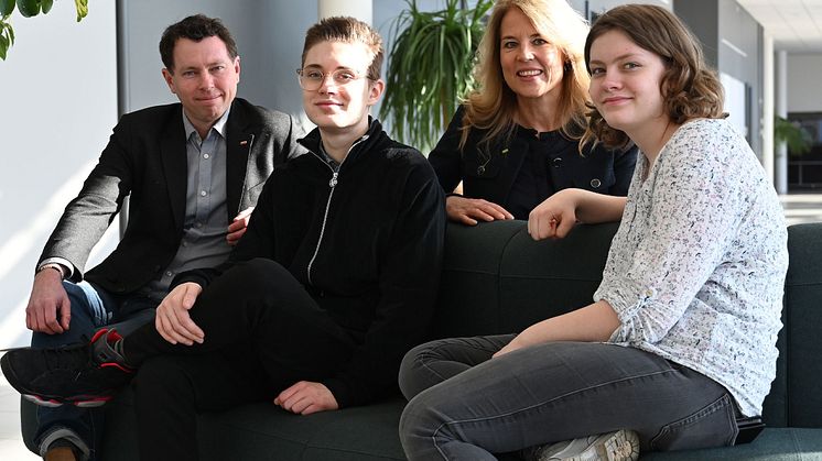 Från vänster i bild: Ola Westmar, rektor på Sturegymnasiet, Alexander Nilsson, elev på Sturegymnasiet, Canita Dagård, VD för Marknadsföreningen i Halland och Frida Andersson, elev på Sturegymnasiet.