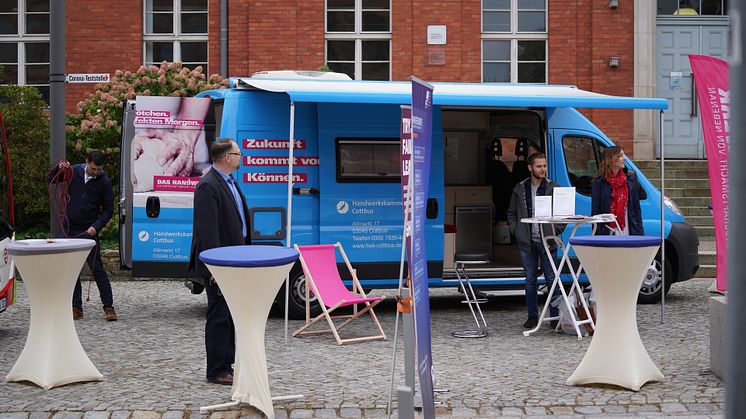 Am 13. Juni 2023 können sich Interessierte von 11 bis 14 Uhr am Handwerksmobil des Projekts „NachfolgeBus“ auf dem Campus der TH Wildau zu Karrierechancen im Rahmen einer Unternehmensnachfolge informieren. (Bild: TH Wildau)