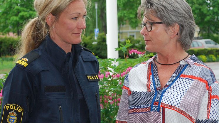 Caroline Eriksson, kommunpolis i lokalpolisområde Torsby, där Sunne ingår, och kommunstyrelsens ordförande i Sunne, Gunilla Ingemyr.