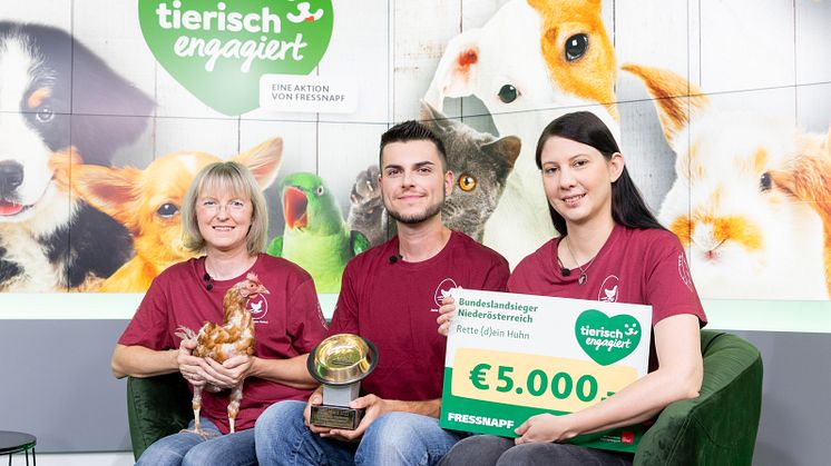 Goldener Fressnapf 2022: Obfrau Nina Hofstädter (li.), Sebastian Gößeringer, und Jasmin Stieger vom Verein Rette (d)ein Huhn