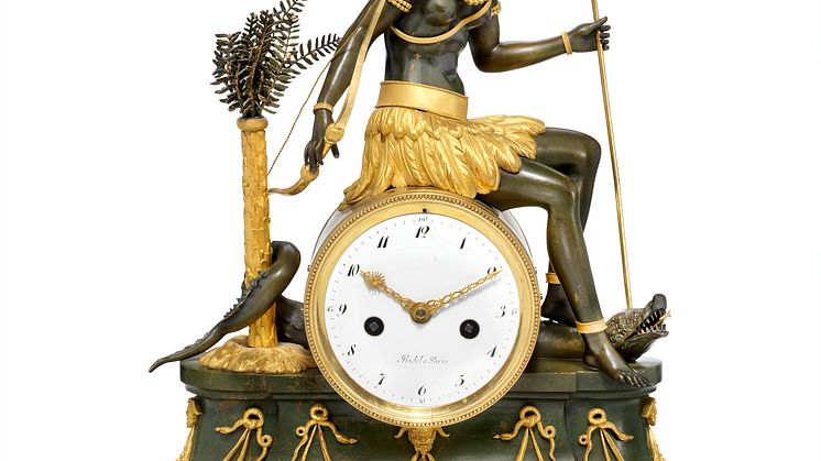 L'Amérique: Directoire-kaminur af forgyldt og patineret bronze, allegori over Amerika. Paris, ca. 1800-1815. Vurdering: 100.000-150.000 kr.